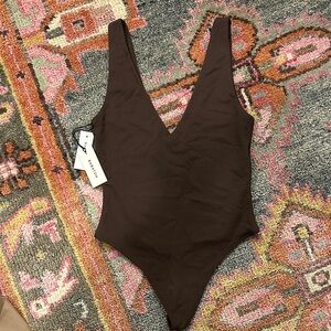 NWT Aritzia Babaton Contour Bodysuit Deep-V, Sz Small, Rich Mocha Brown